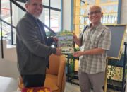 Wamen Pendidikan Dasar Menengah Prof. Atiep Latiful Hayat menerima Majalah Media Ulama.
