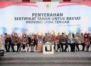Serahkan 1.571 Sertipikat Elektronik di Kabupaten Batang, Wamen Ossy: Bentuk Komitmen Tingkatkan Layanan Pertanahan