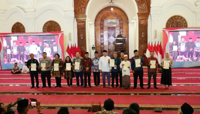 Serahkan 1.334 Sertipikat se-Banten, Menteri Nusron Komitmen Tingkatkan Sertipikasi Tanah Wakaf dan Rumah Ibadah