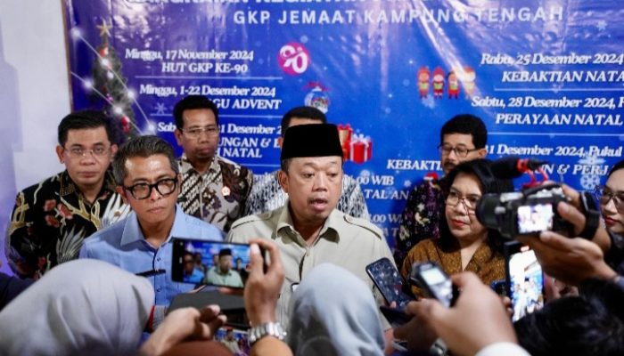 Jelang Perayaan Natal, Menteri Nusron Serahkan Sertipikat untuk Gereja yang Berdiri sejak 1968