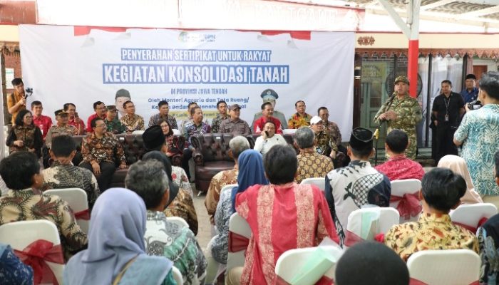 Serahkan 965 Sertipikat Konsolidasi Tanah di Jawa Tengah, Menteri Nusron: Tanah Harus Punya Fungsi Sosial