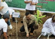 Wamen ATR/BPN Tanam Pisang Cavendish di Jembrana, Simbol Penataan Akses Tanah Ulayat Pertama di Indonesia