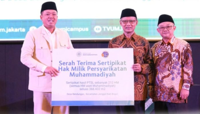 Menteri Nusron Serahkan 212 Sertipikat Tanah untuk Muhammadiyah, Janjikan Percepatan Sertipikasi Wakaf