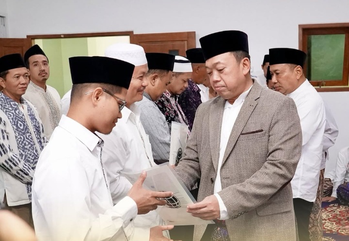 Serahkan Sertipikat Tanah Wakaf