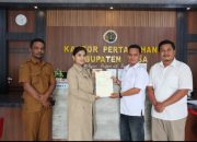 Kantah Toba Serahkan 80 Sertipikat Redistribusi Tanah Elektronik untuk Warga Desa Aek Natolu Jaya
