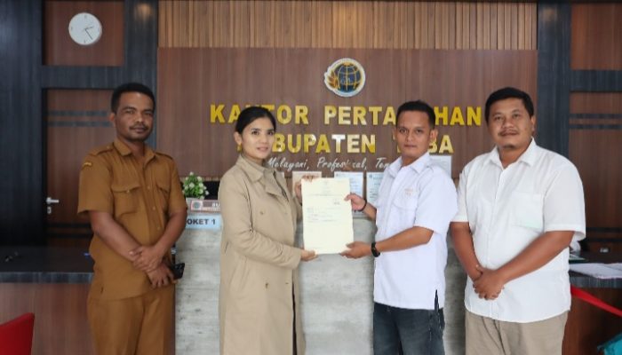 Kantah Toba Serahkan 80 Sertipikat Redistribusi Tanah Elektronik untuk Warga Desa Aek Natolu Jaya