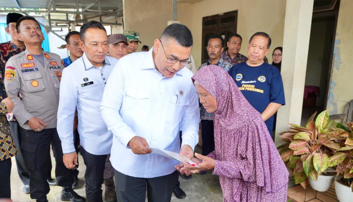 Serahkan Sertipikat Elektronik di Semarang, Wamen Ossy Tekankan Soal Keamanan dan Kemudahan Akses