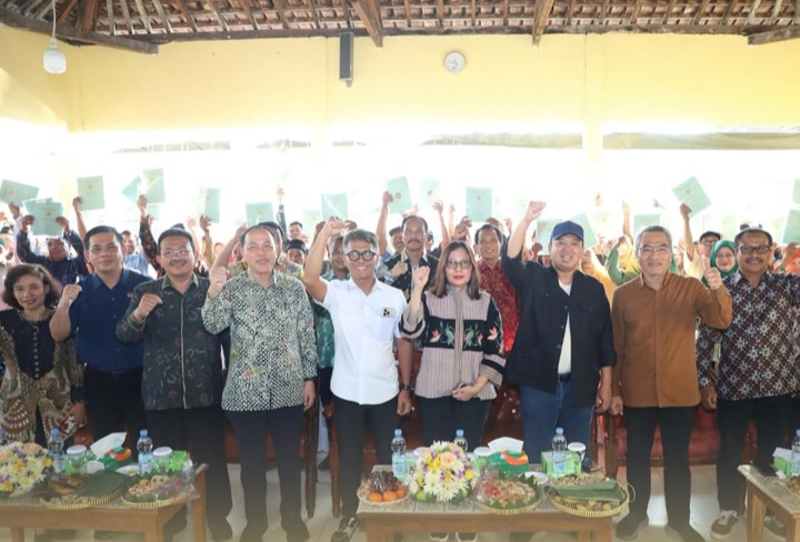 Serahkan Sertipikat Konsolidasi Tanah
