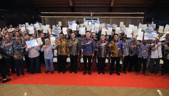 Pemerintah Serahkan 1.120 Sertipikat Tanah untuk Transmigran di Sukabumi, Wamen Ossy: Ini Pengakuan Negara