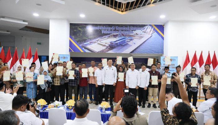 Serahkan 160 Sertipikat Tanah di Sulteng, Wamen Ossy Tekankan Bentuk Komitmen Negara Hadirkan Kepastian Hukum