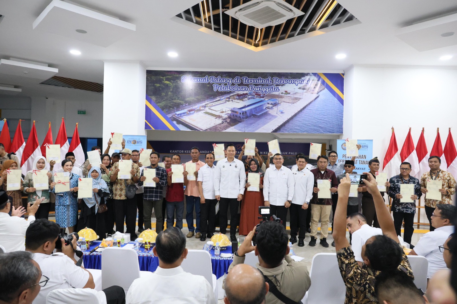 Serahkan Sertipikat Tanah di Sulteng