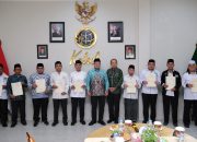 Serahkan 11 Sertipikat
