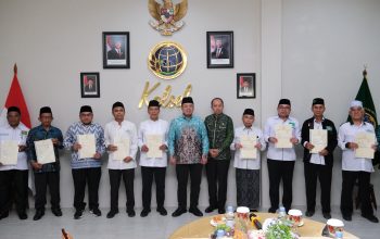 Serahkan 11 Sertipikat