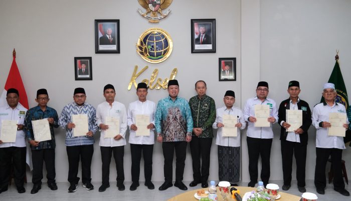 Menteri Nusron Serahkan 11 Sertipikat Tanah Wakaf untuk PCNU Kalimantan Selatan