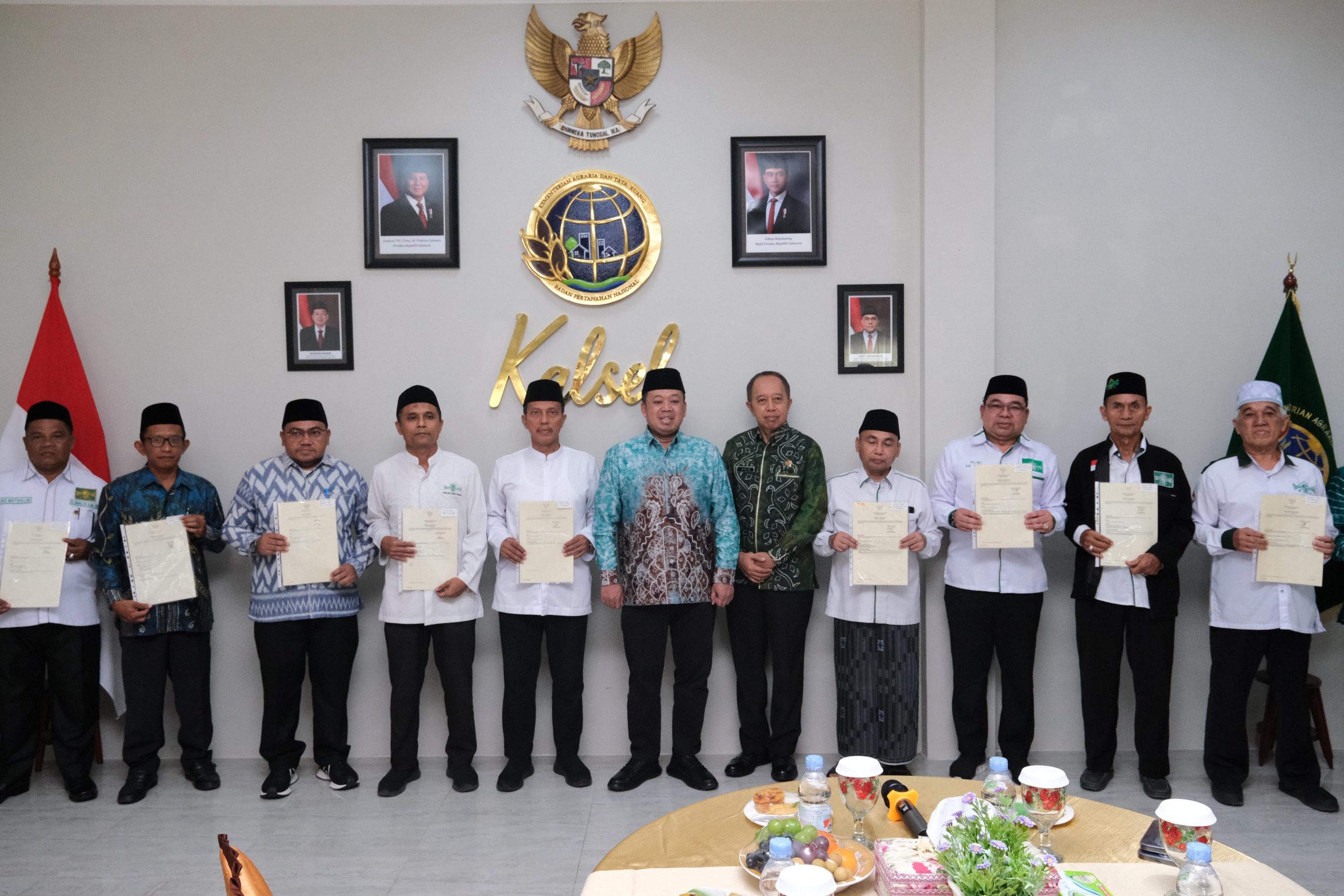 Serahkan 11 Sertipikat