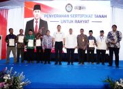 Serahkan Sertipikat di Pacitan