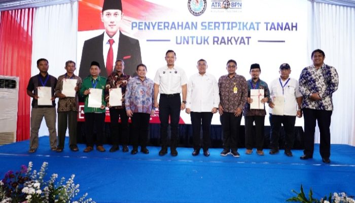 Lampaui Target Penyelesaian PTSL, Menko AHY dan Wamen Ossy Serahkan Langsung Sertipikat ke Masyarakat Pacitan