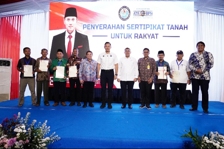 Serahkan Sertipikat di Pacitan