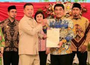 Serahkan Sertipikat di Sulut