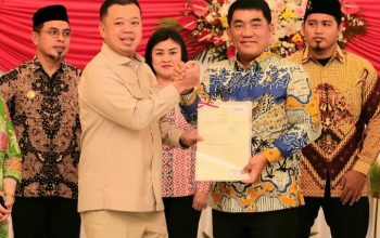 Serahkan Sertipikat di Sulut