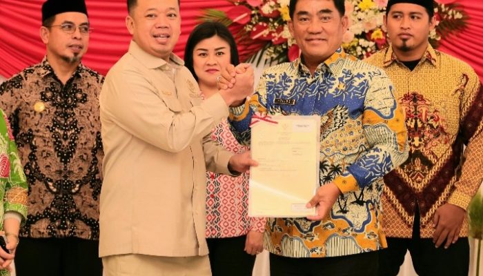 Serahkan Sertipikat di Sulut, Menteri Nusron Komitmen Selesaikan PR di Bidang Pertanahan