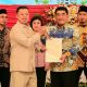 Serahkan Sertipikat di Sulut