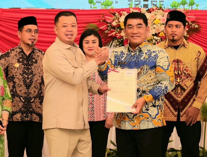 Serahkan Sertipikat di Sulut