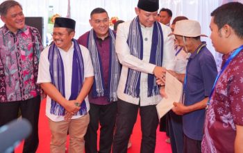 Serahkan Sertipikat Tanah