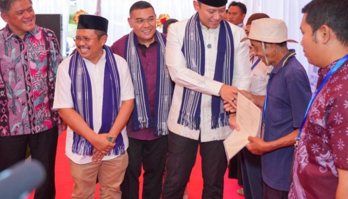 Wamen Ossy Serahkan Sertipikat Tanah di Lombok Barat, Bukti Negara Hadir Lindungi Hak Rakyat