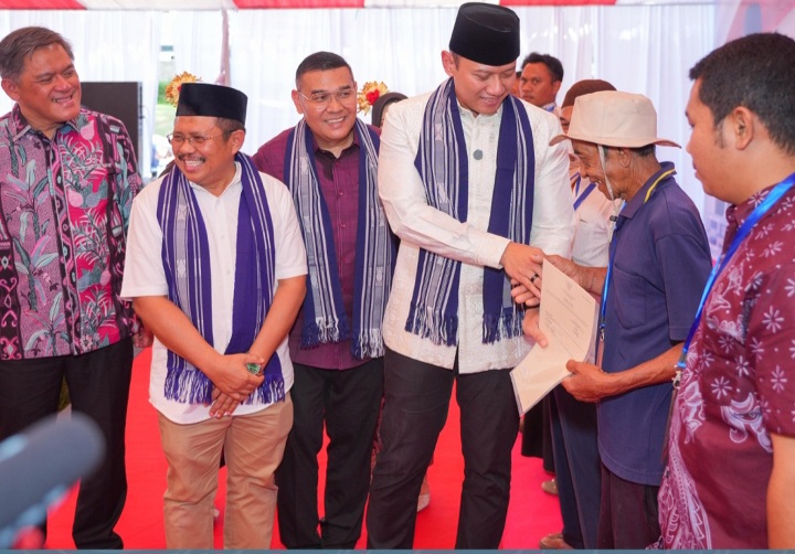 Serahkan Sertipikat Tanah