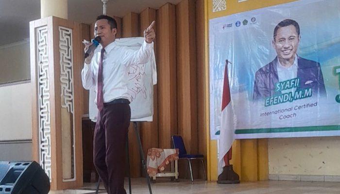 Syafii Efendi Gelar Seminar How To Be A Great Teacher Bersama Ratusan Guru Kota Tebing Tinggi