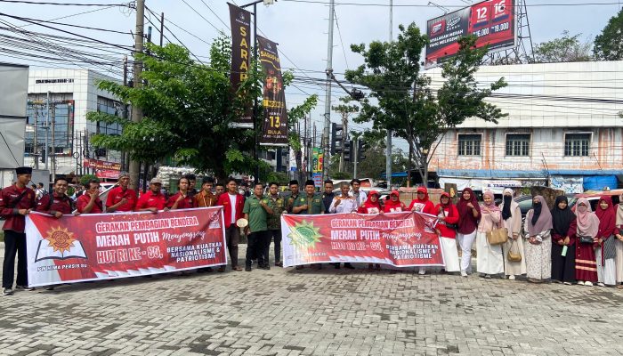 Kader Muda PW Persis Sumut Bagikan Bendera Merah Putih Jelang HUT RI ke-80