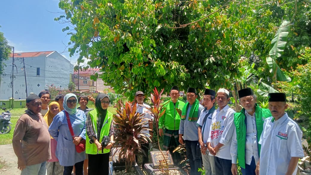 Ziarah ke Makam Sesepuh