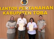 Kantor Pertanahan Kabupaten Toba Serahkan Sertipikat Aset Milik Pemkab Toba