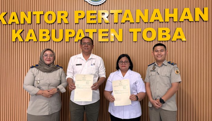 Kantor Pertanahan Kabupaten Toba Serahkan Sertipikat Aset Milik Pemkab Toba