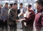 Serahkan Sertipikat ke Penggiat UMKM, Wamen Ossy Harap Masyarakat dapat Kembangkan Usaha dan Tingkatkan Taraf Ekonomi