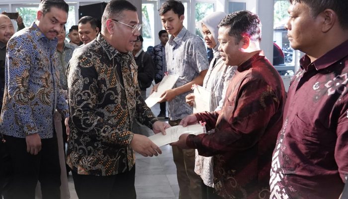 Serahkan Sertipikat ke Penggiat UMKM, Wamen Ossy Harap Masyarakat dapat Kembangkan Usaha dan Tingkatkan Taraf Ekonomi
