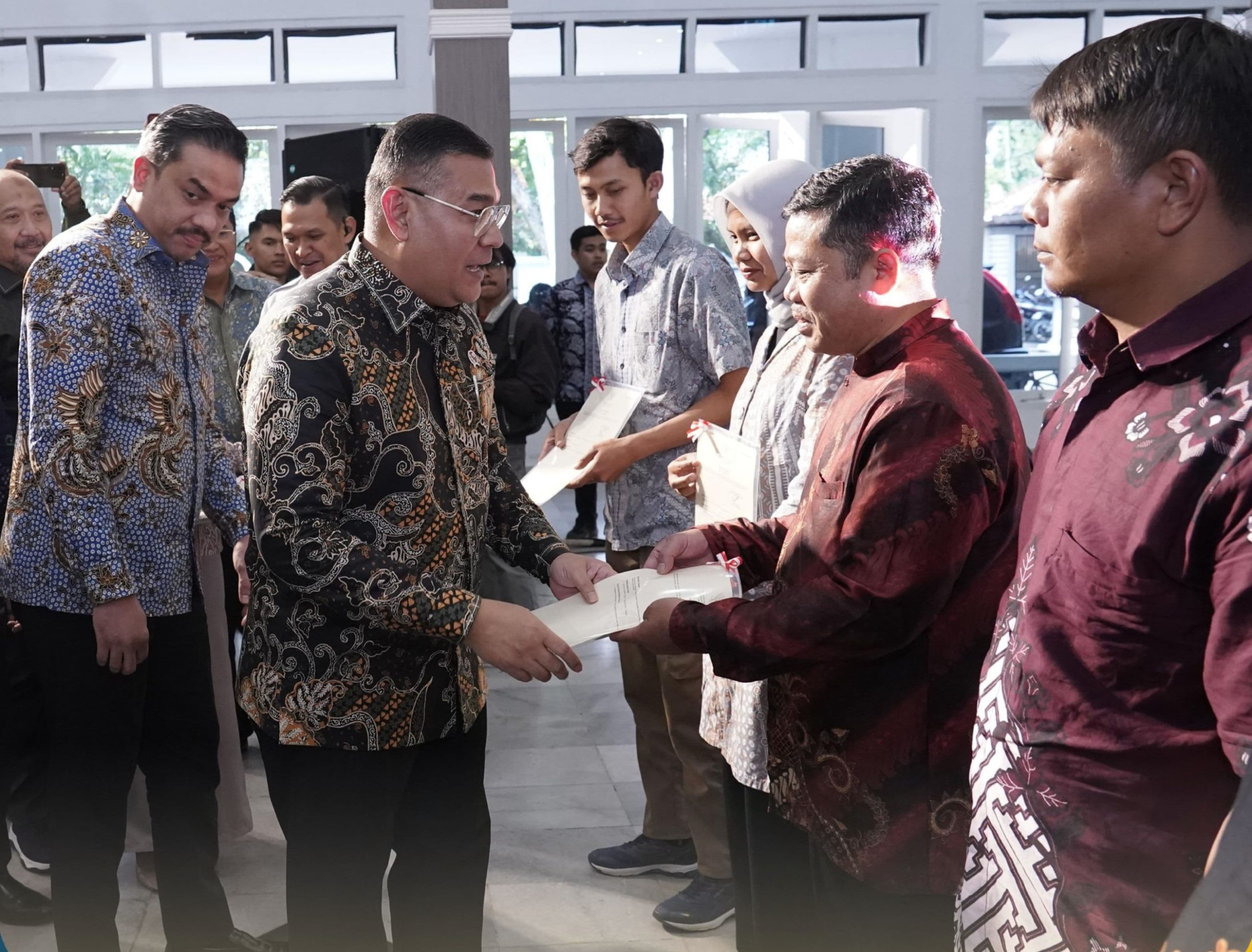 Serahkan Sertipikat ke Pelaku UMKM