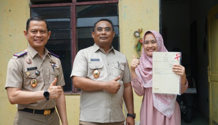 Kanwil BPN Sumut Menyerahkan Sertipikat PTSL Door to Door kepada Masyarakat Kelurahan Sukamaju dan Gedung Johor