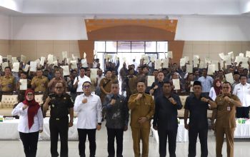 Serahkan 400 Sertipikat PTSL