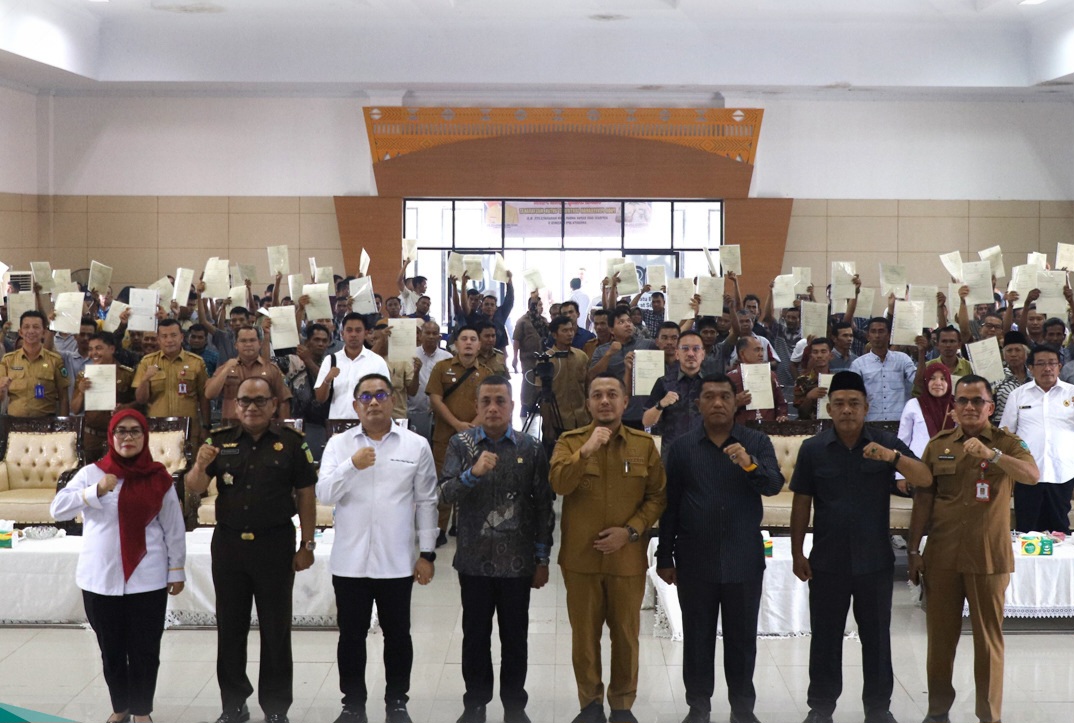 Serahkan 400 Sertipikat PTSL