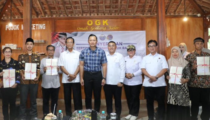 Wujud Nyata Kolaborasi: Wamen ATR/BPN Ossy Dermawan Dampingi Menko AHY Serahkan Sertipikat di Gunungkidul