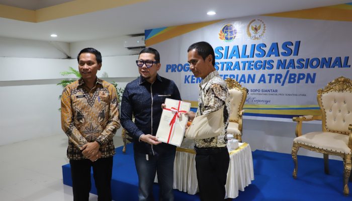 Dukung Tertib Aset Daerah, Pemkab Simalungun Terima 8 Sertipikat Tanah dari BPN