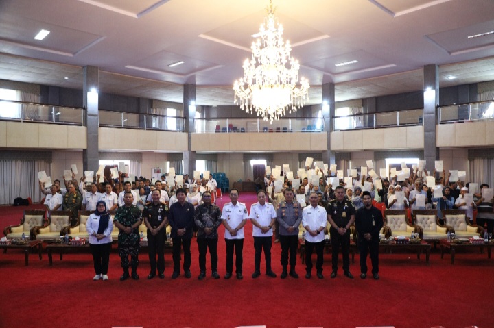 Masyarakat Tapsel Terima Sertipikat Tanah