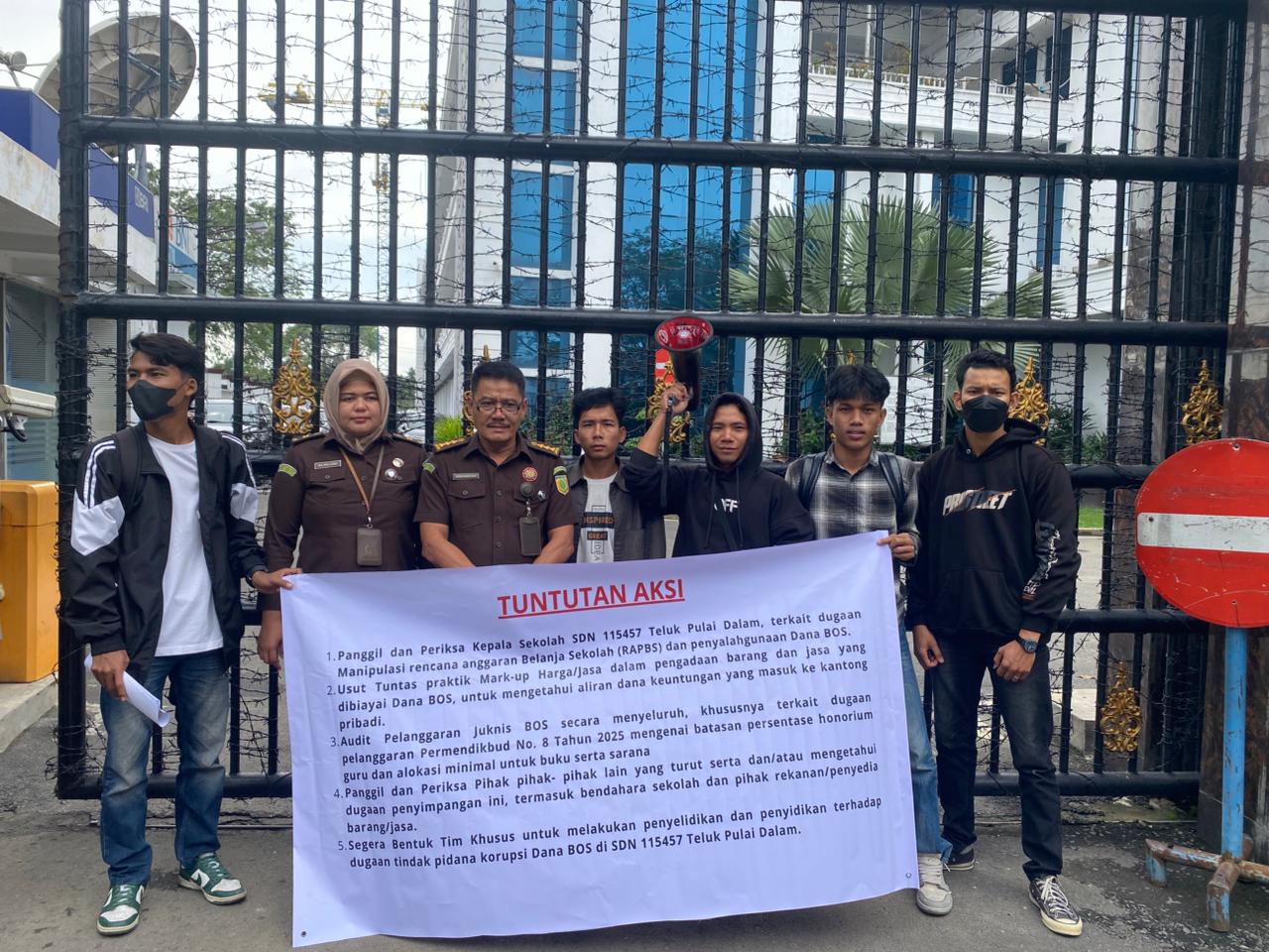 Mahasiswa Gruduk Kejati Sumut Usut Dugaan Korupsi Dana BOS di SDN Teluk Pulai Dalam Labura