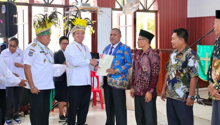 Menteri Nusron Serahkan Sertipikat di Papua: Era Presiden Prabowo Semua Tempat Ibadah Harus Disertipikatkan Tanpa Pengecualian
