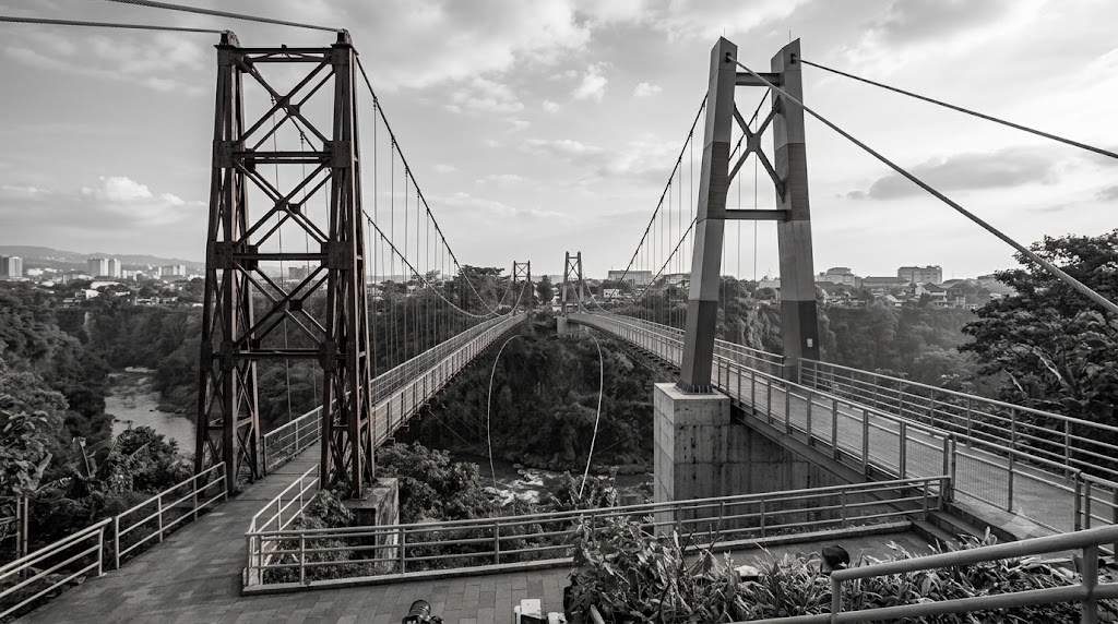 Analisis Kinerja Jembatan Gantung Pejalan Kaki Dengan Menara Baja Dan Menara Komposit Melalui Analisis Numerik Berbasis Perangkat Lunak