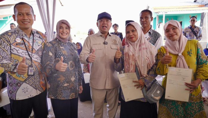 Menteri Nusron Serahkan 546 Sertipikat Hasil Konsolidasi Tanah di Jawa Tengah