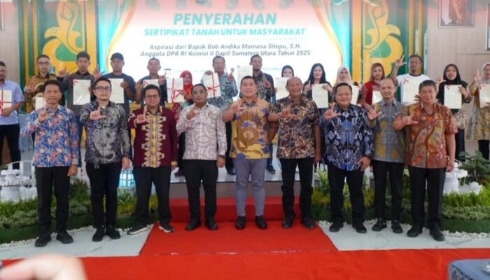 Perkuat Kepastian Hukum, Kantah Pematangsiantar Hadiri Penyerahan Sertipikat Tanah di Langkat