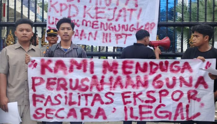 Aliansi Mahasiswa Peduli Rakyat Sumut Gelar Aksi di Kejatisu, Soroti Dugaan Korupsi CPO dan Kredit Macet Bank Sumut